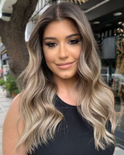 Root Fade, Smokey Hair, Ash Blonde Hair Dye, Dark Roots Hair, Light Ash Blonde Hair, Beige Blonde Balayage, Blonde Hair Colors, Beige Blond, Ash Blonde Hair Colour