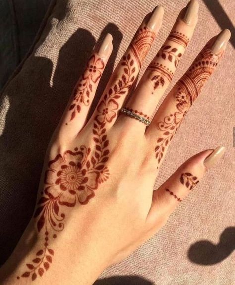 Red or Dark #hennastain Henna Mehndi Designs, Red Henna, Cute Henna, Indian Henna, Henna Stain, Finger Henna Designs, Finger Henna, Very Simple Mehndi Designs, Pretty Henna Designs