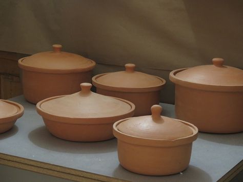 Learn of the #benefits of #cooking in #clay #pots that have fitting #lids, and about other unique #healthy cooking features that a #well-designed pot can offer. Clay Pot Cooking Recipes, Clay Pot Cooking, Clay Cooking Pots, Cookware Set Best, Healthy Cookware, Non Toxic Cookware, Contaminated Food, Gadgets Kitchen Cooking, Favorite Meals