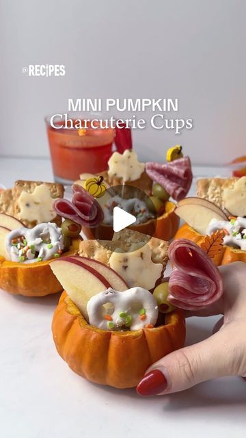 Cornucopia Charcuterie Cups, Mini Halloween Charcuterie Board, Christmas Charcuterie Cups Ideas, Thanksgiving Dinner Charcuterie Board, Charcuterie Board For Thanksgiving, Fall Charcuterie Cups, Pumpkin Charcuterie Board, Mini Charcuterie Cups, Thanksgiving Themed Appetizers