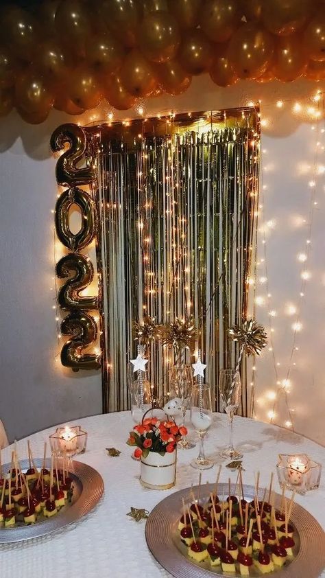 New Year Decorations Ideas 2023, New Year Table Set Up, Happy New Year Decoration Party, Simple New Years Eve Decorations, New Years Balloon Decorations, New Year’s Eve Party Decorations, Small New Years Eve Party Ideas, New Year’s Eve Ideas, Party Giveaways Ideas