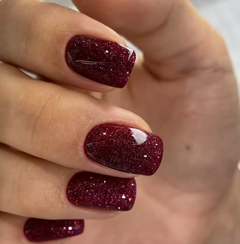 Dark Red Nails Sparkle, Red Sparkle Gel Nails, Julnaglar Glitter, Garnet Color Nails, Red Sparkly Nail Designs, Deep Red Glitter Nails, Deep Red Sparkle Nails, Short Nail Designs Glitter Sparkle, Red Gold Glitter Nails