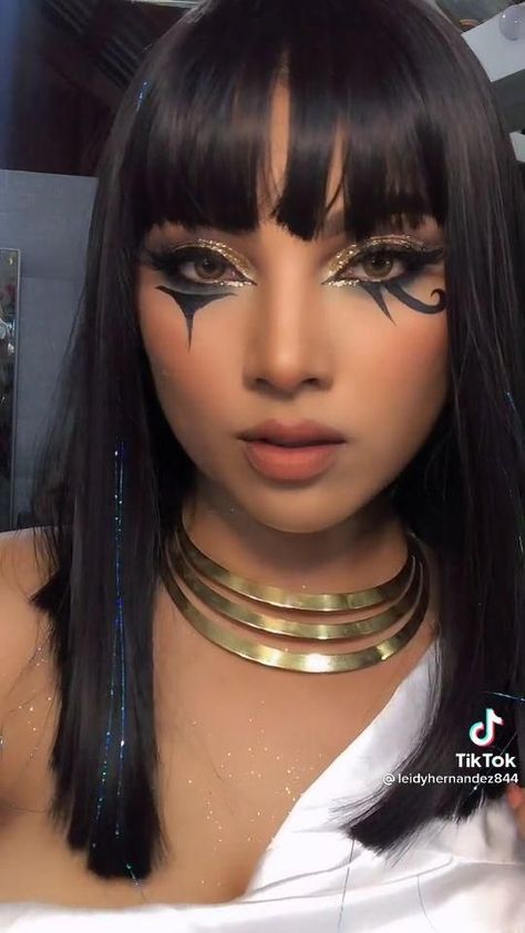 Queen Of The Nile Makeup, Cleopatra And Marc Anthony Costume, Egyptian Women Makeup, Diy Egyptian Goddess Costume, Black Goddess Costume, Cleopatra Makeup Ideas Egyptian Goddess, Egyptian Makeup Goddesses, Cleopatra Halloween Costume Diy, Egyptian Goddess Makeup