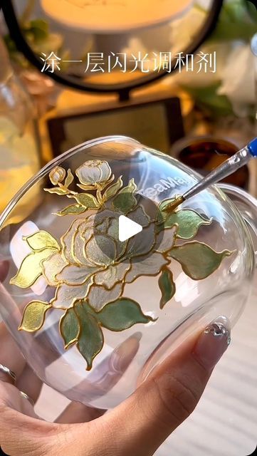 Metal Jewelry Art, Glass Painting Jars Ideas, Painted Champagne Glasses Wedding, Glass Paintings Art, Liquid Glass Art, Hand Painted Gift Ideas, Liquid Glass Projects, Glass Painting Videos, Drawing On Glass Ideas