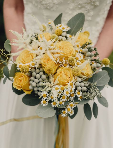 Yellow rose + daisy bouquet Yellow Wedding Bouquet, Yellow Bouquets, Yellow Wedding Flowers, Daisy Bouquet, Flower Company, Camp Wedding, Wedding Flowers Summer, Yellow Wedding, Flower Bouquet Wedding