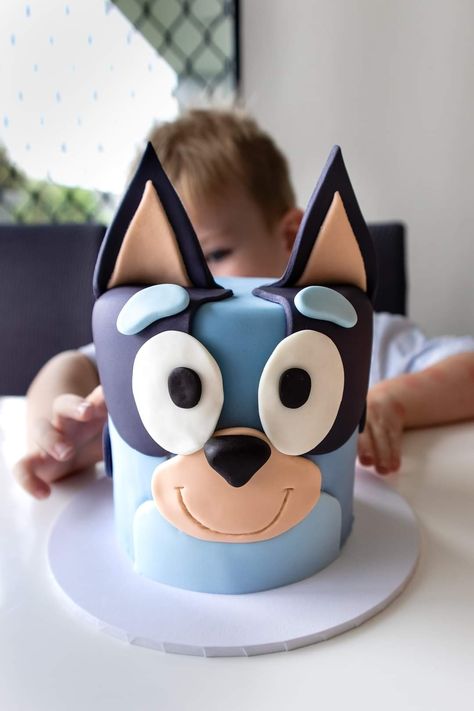 No 4 Birthday Cake, Bluey Birthday Cake For Boys, Bluey Cake Ideas, Decorated Cookies Royal Icing, Bluey Birthday Cake, Toddler Birthday Cakes, Cookies Royal Icing, Cakes Decorated, Cupcakes Wedding