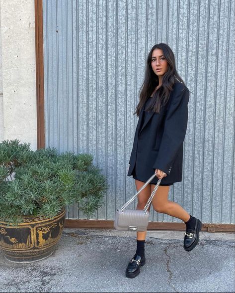 Loafers And Dress Outfit, Brogues Womens Outfit, Blazer Black Dress, Platform Loafers Outfit, Brogues Outfit, Oversized Black Blazer, Black Loafers Outfit, Loafers For Women Outfit, Moccasins Outfit