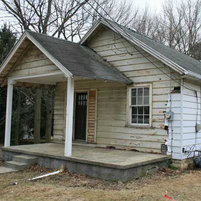 Old House Renovation Exterior, 100 Year Old House Renovation Ideas, Small Old House Renovation, Old Farmhouse Aesthetic, Old House Decorating, Restoring Old Houses, Old House Exterior, Old Home Renovation, Old Farmhouse Kitchen