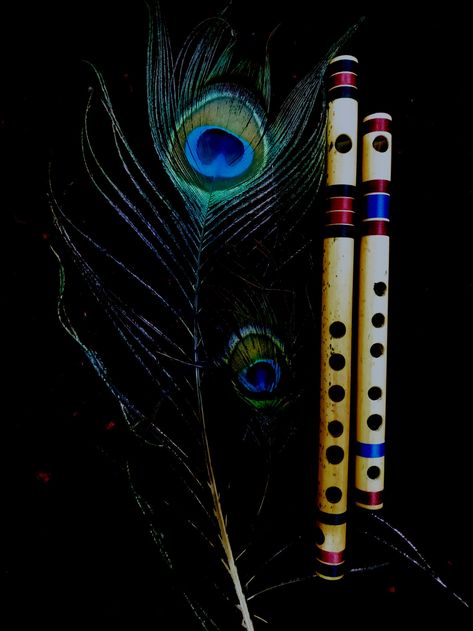 Flute with feathers Flute Wallpapers, Peacock Feather Art, Decent Wallpapers, Lucky Wallpaper, Feather Wallpaper, Mangalsutra Design, Radha Painting, Krishna Flute, Instagram Dp