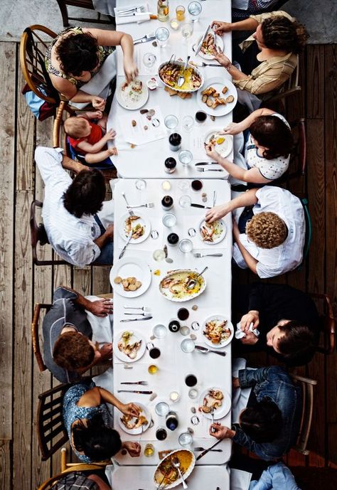 21 Things to Do to Host Lots of Family without Breaking a Sweat God Mat, Snacks Für Party, Dinner With Friends, Long Table, Family Dinner, Food Styling, Food Photo, Family Meals, Dinner Party