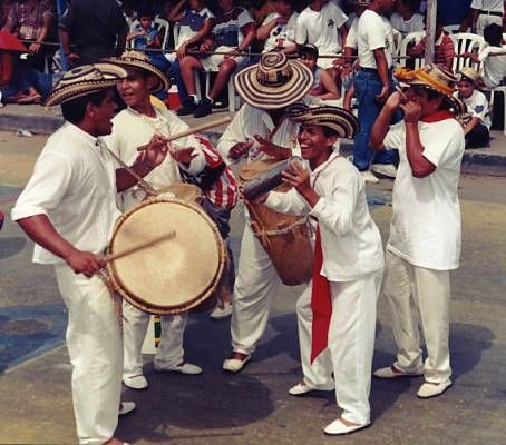 © Ministry of Culture of republic of Colombia  Carnival de Barranquilla Vintage Colombia, Traditional Clothing Around The World, Colombian Wedding, Folklorico Dresses, Latin Culture, Colombian Culture, Intangible Cultural Heritage, Spain Culture, Mexican Culture Art