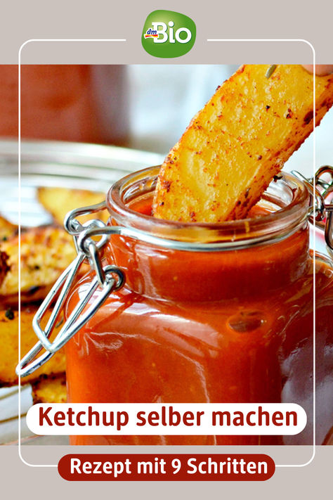 Ketchup selber machen: Auf dm.de erfährst Du, wie Du in nur 9 Schritten Ketchup selber machen kannst. Entdecke unser Rezept mit den Zutaten Tomaten, Zwiebeln, Olivenöl etc., um Deinen eigenen leckeren Ketchup zu machen. In nur 15 Minuten kannst Du wirklich schnell frisch und mit den besten Zutaten Ketchup selber machen. Viel Spaß! Homemade Ketchup Recipes, Curry Ketchup, Ketchup Recipe, Homemade Ketchup, Ketchup, Cheeseburger, Pesto, Dip, Food And Drink