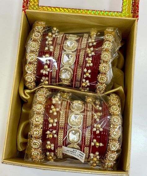 Latest Chooda Designs Brides, Chura Bridal Punjabi Bride, Bridal Bangle Set Indian, Chooda Designs Brides, Choora Designs, Bridal Chooda, Latest Bridal Makeup, Red Wedding Decorations, Bridal Jewelry Sets Brides