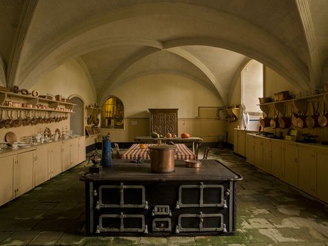 Old French Kitchen, Stove Island, 1800s Kitchen, Midevil Castle, Italian Country Kitchen, Kitchen List, Chateau Kitchen, Castle Kitchen, Vintage Mansion