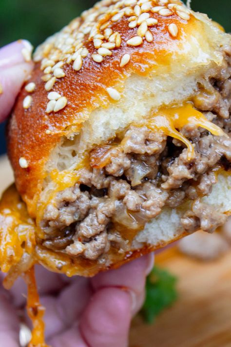 Our easy-to-follow recipe for juicy cheeseburger sliders with Hawaiian rolls brings you classic flavors without the fuss. Perfect for a game day crowd, appetizer, snack, or simple weeknight dinner. Delish! The recipe can be doubled, tripled or halved. Sliders With Hawaiian Rolls, Hawaiian Roll Sliders, Cheeseburger Sliders, Game Day Appetizers, Hawaiian Rolls, Slider Recipes, Quick Weeknight Dinners, The Ranch, Weeknight Dinner