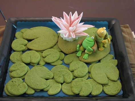 a cake with frog and toad as the theme. Lily pad pancakes/cookies? Figurine, Green Sugar Cookies, Tiana Cake, Frog Food, Princess Tiana Birthday Party, Tiana Birthday Party, Frog Cookies, Frog Baby Showers, Frog Birthday Party