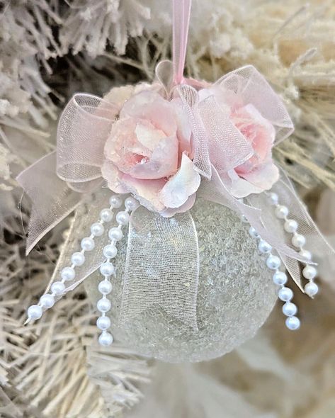 Shabby Victorian Cottage Chic Pink Rose Glass Glitter Ball Christmas Ornament Natal, Victorian Style Christmas Decorations, Christmas Decor Ideas Pink And Silver, Lace Christmas Decorations, Diy Pink Christmas Decorations, Shabby Chic Christmas Diy, Girlie Christmas, Lace Christmas Ornaments, Shabby Chic Christmas Decor