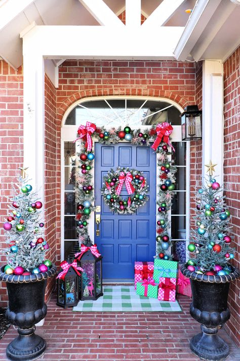 Vintage Christmas Front Porch, Vintage Outdoor Christmas Decorations, Colorful Christmas Decorations, Front Door Christmas Decorations, Merry Bright Christmas, Front Porch Christmas, Christmas Front Porch, Christmas Front Doors, Christmas Porch Decor