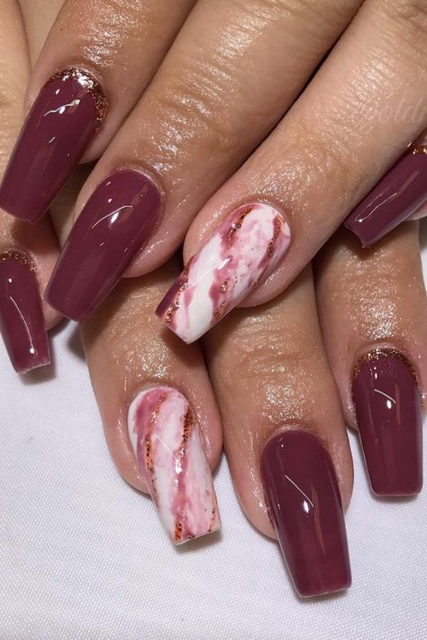 As the air gets colder, it’s the perfect time for moody manicure designs. Red wine nails are a fabulous choice for this season. The deep, dark red is so sultry and sexy that we just can’t get enough of it! The best thing about these red wine nails is that they’re versatile and come in hundreds of colors, meaning there will be at least one choice that looks gorgeous with your skin tone. Double Colour Nail Art, Burgundy Gel Nails Ideas, Mulled Wine Nail Color, Makeup With Wine Dress, Red Nail Extension Designs, Gel Nail Paint Designs, Wine Marble Nails, Nail Art Designs Dark Colors, Wine Nails With Design