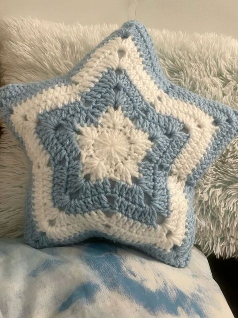 Crochet Ideas Blue, Crochet Mini Star, Crochet Star Pillow, Crochet Store, Star Pillow, Star Tutorial, Quick Crochet Patterns, Mode Crochet, Crochet Business