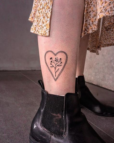 Tattoos That Enhance Muscles, Matching Indie Tattoos, Feminine Plant Tattoo, Patch Tattoo Sleeve Women, Plants Tattoo Ideas, Vintage Style Tattoos For Women, Pointlism Tattoo, Creative Thigh Tattoos, Joe Cool Tattoo