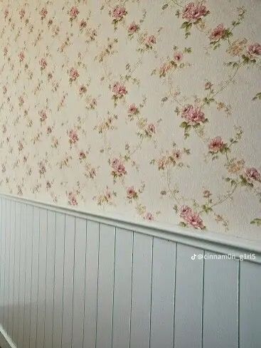 Cottage Wallpaper Living Room, Wallpaper Bedroom Ideas Vintage, Cottage Core Bedroom Wallpaper, Floral Cottage Wallpaper, Country Chic Wallpaper, Cottage Bathroom Wallpaper, Bead Board And Wallpaper, Cottage Style Wallpaper, Floral Aesthetic Wallpaper