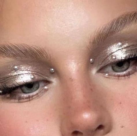 Makeup With Pearls, Euphoria Costume, New Years Makeup Ideas, Pearly Makeup, New Year Makeup, Pearl Makeup, Futuristic Makeup, Eras Outfits, Pearl Look