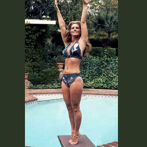 Sunday Style Inspiration: Priscilla Presley and this AMAZING bikini made of Levis! Totally going to try making one of these tops. Swoon... #styleinspiration #70s #priscillapresley #levis #bikini #upcyle #haltertop #70sbabes #vintage Retro Eyeliner, Young Priscilla Presley, Elvis Presley Priscilla, Elvis And Priscilla, Nice Bikinis, Elvis Presley Photos, Priscilla Presley, Lisa Marie Presley, Jane Birkin