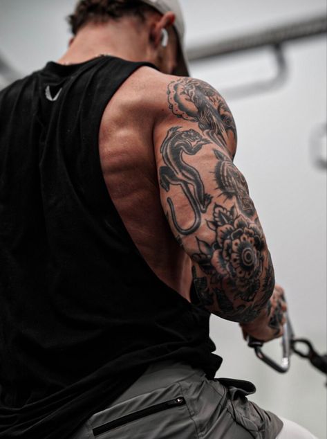 Tricep Tattoo Men Sleeve, Leg Tattoo Outline, Tricep Tattoo, Tattooed Guys, Tricep Tattoos, 2024 Tattoo, Peony Tattoo, Omerta Tattoo, Traditional Tattoo Sleeve