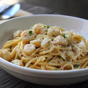 Creamy Bay Scallop Spaghetti I "Loved this recipe! Tasted great. Made it as a birthday dinner for my wife who likes scallops." Scallop Spaghetti, Scallops Pasta, Bay Scallop Recipes, Birthday Dinner Recipes, Bay Scallops, Scallop Pasta, Sauce Spaghetti, Baked Scallops, Spaghetti Dinner