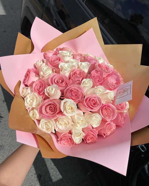 JS ROSAS AND EVENTS 🤍 on Instagram: “50 roses 🤍✨” Flowers Bouquet Gift Girlfriend, Long Stem Rose Bouquet, Long Stem Rose, Flower Boquet, Luxury Flower Bouquets, Boquette Flowers, Cute Couple Gifts, Flowers Bouquet Gift, Flower Therapy