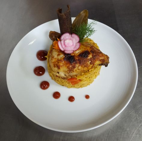 Rice Bowl Plating Ideas, Plating Main Course Indonesia, Indian Food Presentation Ideas, Plating Nasi, Indian Food Styling, Food Plating Design, Fine Dining Plating, Plating Design, Amazing Food Platters