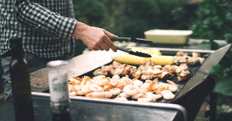 Here are some tips to keep things healthy while grilling Australian Bbq, Griddle Accessories, Flat Top Grills, Tender Pork Chops, Cooking The Perfect Steak, Backyard Grilling, Perfect Steak, Healthy Grilling, Summer Cookouts