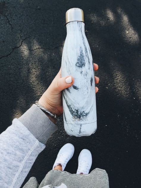 In love with this S'well bottle. Definitely a good gift idea Swell Water Bottle, Thermo Mug, Swell Bottle, Instagram Baddie, Well Water, Cute Water Bottles, Instagram Blogger, Fitness Gifts, Lulu Lemon