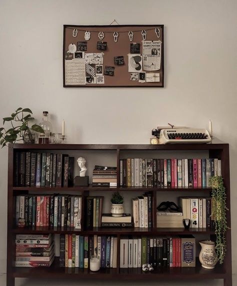 Dark Academia Room Bookshelf, Dark Academia Bookshelf Aesthetic, Diy Vintage Bookshelf, Brown Bookshelf Aesthetic, Black Bookshelf Aesthetic, Bookshelves Dark Academia, Bookshelf In Bedroom Ideas, Vintage Bookshelf Aesthetic, Bookshelf Aesthetic Bedroom