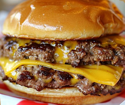 Steak and Shake Garlic Double Steakburger – Chloe foods Garlic Burger Recipe, Steak N Shake, Home Burger, Restaurant Copycat, Cheese Buns, Double Cheeseburger, Diner Recipes, American Diner, Beef Patty