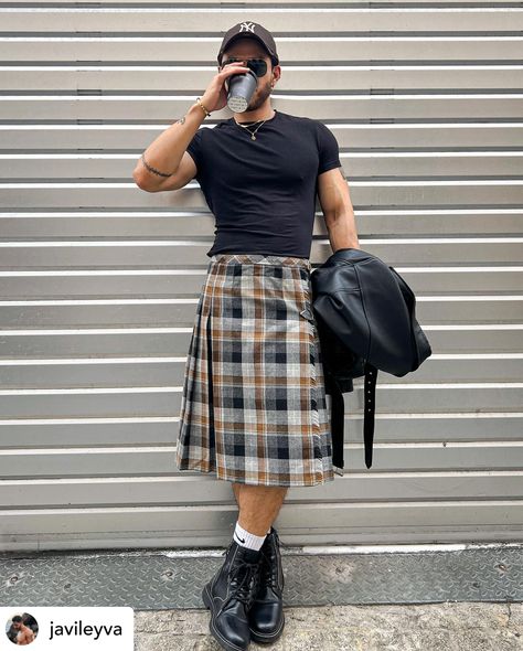 Men Skirts Fashion, Men’s Skirt Fashion, Men's Skirts Fashion, Men In Skirts Street Style, Skirt Outfits For Men, Men Skirt Street Style, Men In Maxi Skirts, Men Skirt Outfits Aesthetic, Nonbinary Aesthetic Outfit