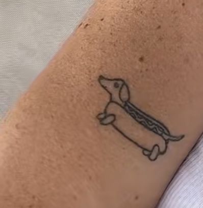 Basset Hound Outline Tattoo, Winnie Dog Tattoo, Dachshund Dog Tattoo, Wiener Dog Tattoo Dachshund, Weiner Dog Tats, Daschund Tattoo Minimalist, Dauchsands Tattoo, Weenie Dog Tattoo, Dog Teeth Tattoo