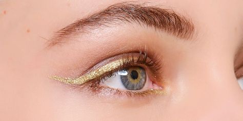 Gold Eyeliner Looks, Gold Glitter Eyeliner, Eyeshadow Brown, Silver Eyeliner, Make Up Gold, Gold Eyeliner, Gold Makeup Looks, How To Do Eyeliner, Eyeliner Designs