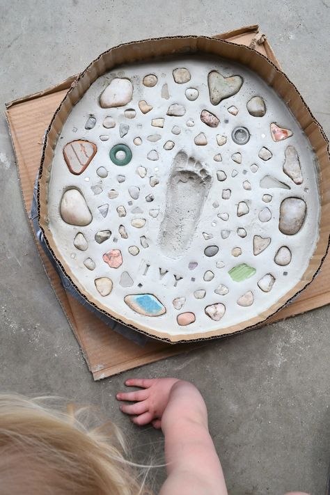 CEMENT MIX Diy Stepping Stones, Footprint Keepsake, Diy Cement, Cement Molds, Stepping Stones Diy, Garden Stepping Stones, Foot Print, Stones Diy, Making Things