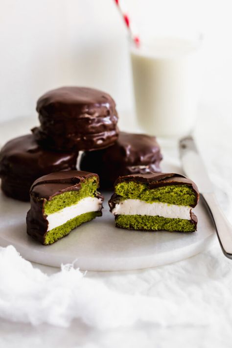 Homemade Matcha Choco Pie | Sift & Simmer Matcha Chocolate Chip Cookies, Matcha Cakes, Matcha Baking, Pineapple Cakes, Pie Homemade, Homemade Marshmallow Recipe, Choco Pie, Graham Cracker Cookies, Homemade Marshmallow