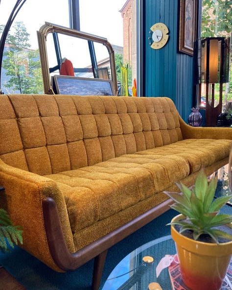 ✨Mid Century Modern 1960s Adrian Pearsall gondola style sofa by Rowe Furniture Company. Golden tweed fabric highlighted by walnut trim accents makes this the perfect sofa for mid century modern lovers! * ✨Newly available! * DM for details and pricing✨ * #mcmsofa #adrianpearsallstyle #gondola #gondolasofa #walnutwood #modernfurniture #mondernfurniture #1960s #rowefurniture #tweedfabric #madmenstyle #goldenhues #modernhome #vintagehome #atomic #atomicranch #hudsonny #hudson #hudsonvalley #ups... Vintage Sofa Living Room, Mcm Couch, Tweed Sofa, Mcm Sofa, Clever Furniture, Mid Century Couch, Mid Century Modern Couch, 60s Furniture, Walnut Sofa