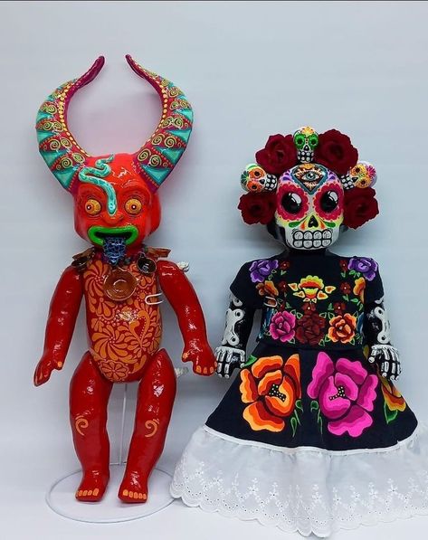 Airclay Ideas, Mexican Christmas Decorations, Creepy Doll Halloween, Shrines Art, Mexican Mask, Mexican Christmas, Mexico Culture, Mexican Crafts, Mexican Decor