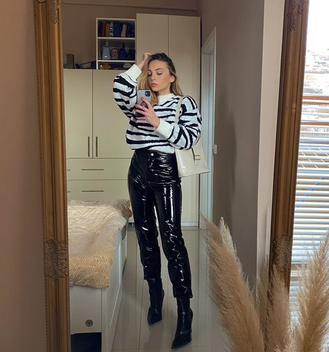 Vinyl Pants Outfit, Patent Leather Pants, Vinyl Trousers, Pvc Leggings, Vinyl Pants, Dark Aesthetics, Vinyl Dress, Outfit Halloween, Leather Style