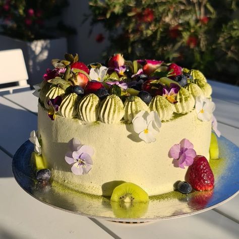 Matcha And Strawberry Cake, Matcha Wedding Cake, Strawberry Matcha Cake, Fruit Decoration, Cute Bakery, Japanese Cake, Matcha Cake, Flower Fruit, Wedding Sweets