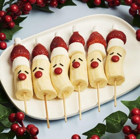 Nz Christmas Food, Cute Christmas Fruit Ideas, Santa Bananas, Food Decoration Ideas Plate, Christmas Fruit Ideas, Banana Santa, Banana Christmas, Christmas Banana, December Food