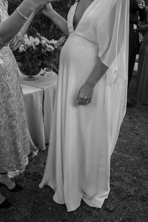 Pregnant In Wedding Dress, Bride Pregnant Dress, Simple Maternity Wedding Dress, Maternity Wedding Dresses Pregnant Brides, Pregnant Country Outfits, Maternity Wedding Dress Summer, Pregnant Elopement, Pregnant Wedding Dress Maternity, Pregnant Formal Dress