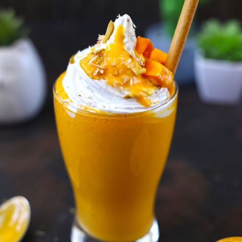 This is a tropical-style mango shake recipe with the flavor of coconut. Learn how to make a mango milkshake in a few simple steps. Mango Shake Recipe, Mango Iced Tea, Mango Shake, Mango Milkshake, Milkshake Flavours, Ice Cream Shake, Mango Ice Cream, Oat Smoothie, Summer Breakfast