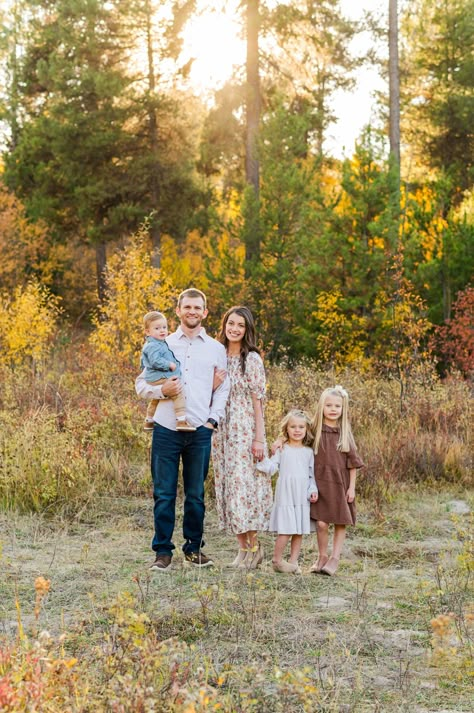 Midwest Family Photos, Fall Family Photos Of Five, Sisters Family Photos, Park Family Photoshoot Fall, Dreamy Family Photos, Outdoor Family Of 5 Photos, Seated Family Photo Poses, Fall Leaves Family Photos, Family Photos With Grandma