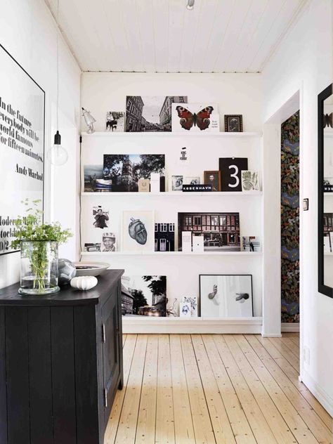 Beautiful gallery wall using shelves going up a small wall Hal Decor, Picture Shelves, Picture Ledge, Wall Bookshelves, Chic Living, Design Del Prodotto, White Room, Style At Home, Hallway Decorating